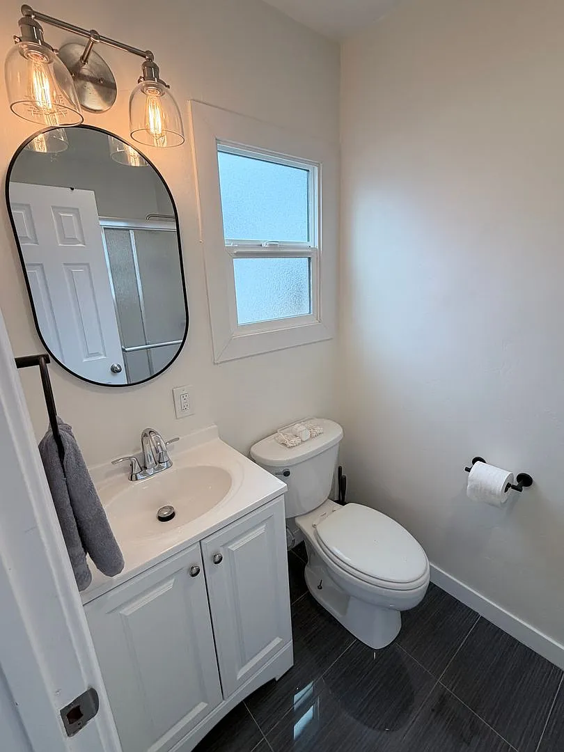 Beautiful Remodeled Ranch Style Home — Photo 4