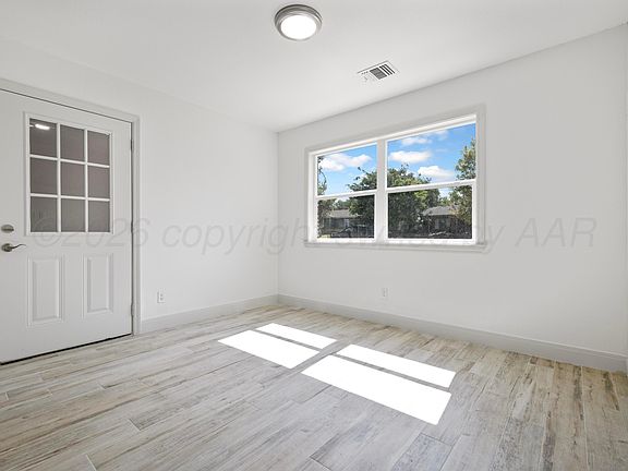 5th image of 3107 Redwood St