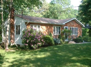 18 Easterly Rd, Hampton Bays, NY 11946