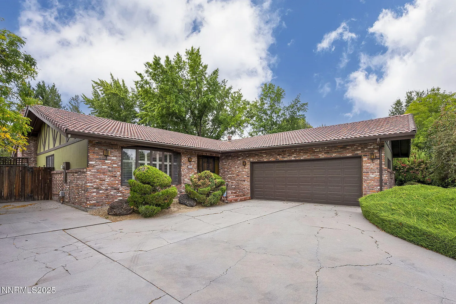 2240 W Plumb Ln photo 1