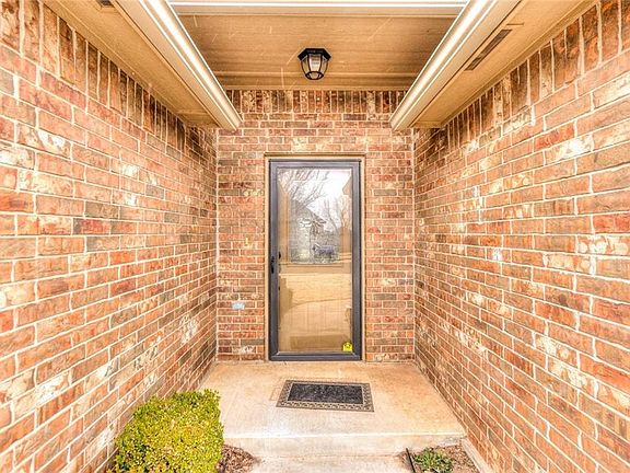 3rd image of 4717 SW 121st St