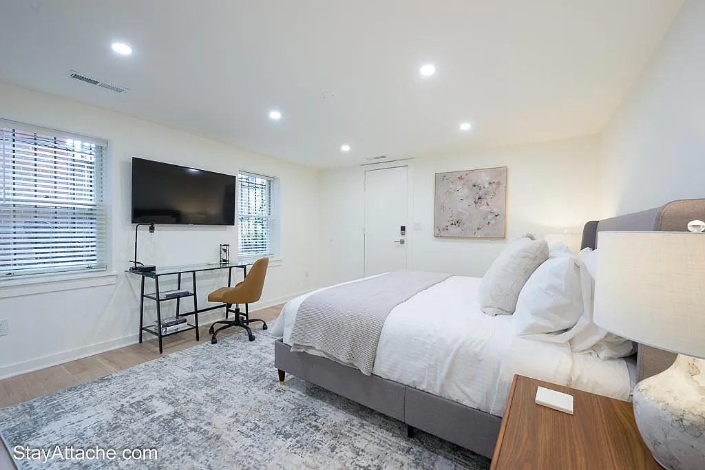 2 bed, 1100 sqft, $4,350 — Photo 4