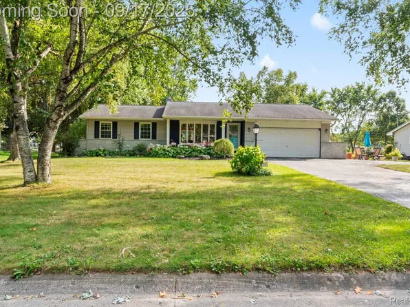 2485 Woodland Trl, Flint, MI 48507