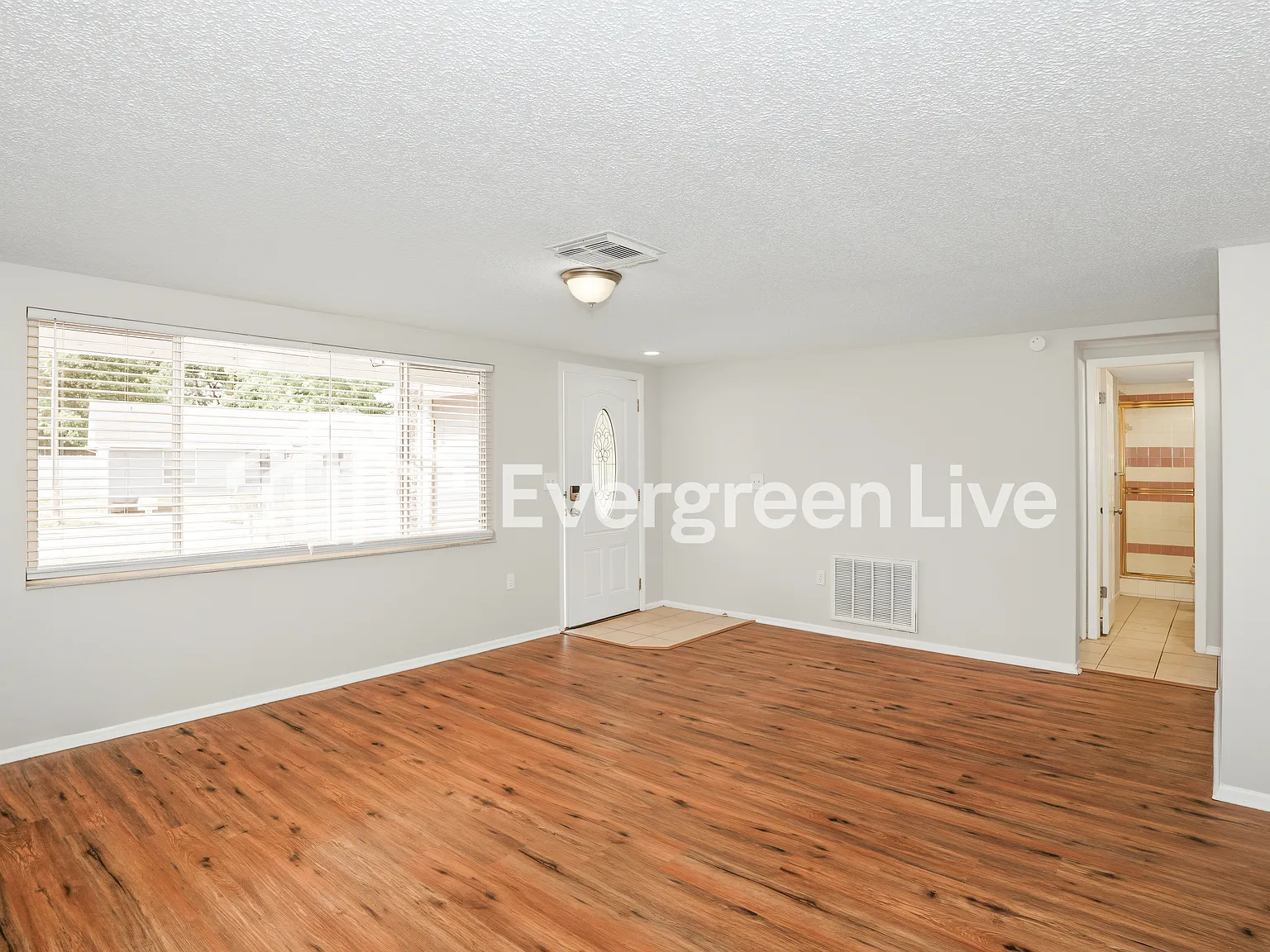 3 bed, 2.0 bath, 1367 sqft, $1,595 — Photo 2
