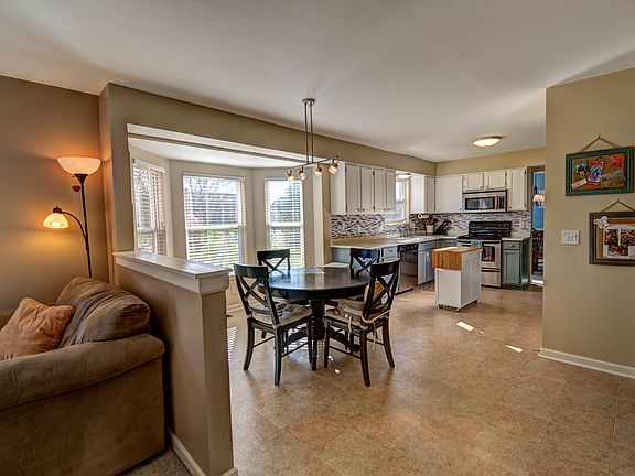 3rd image of 9866 Country Hill Ct