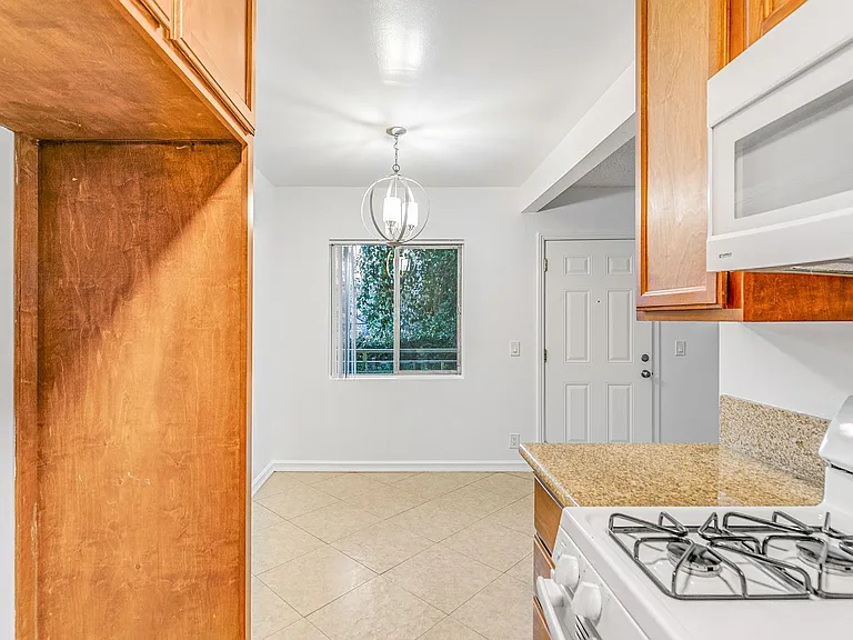 5923 Carlton Way — Photo 17