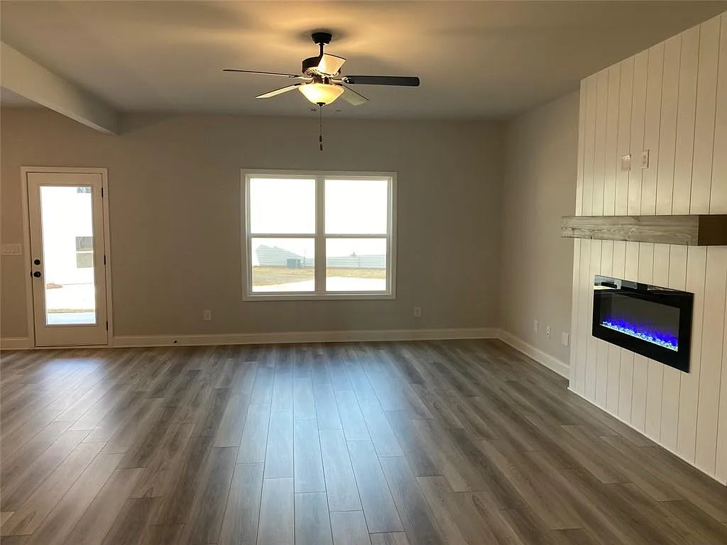 4 bed, 2.5 bath, 2430 sqft, $2,500 — Photo 4