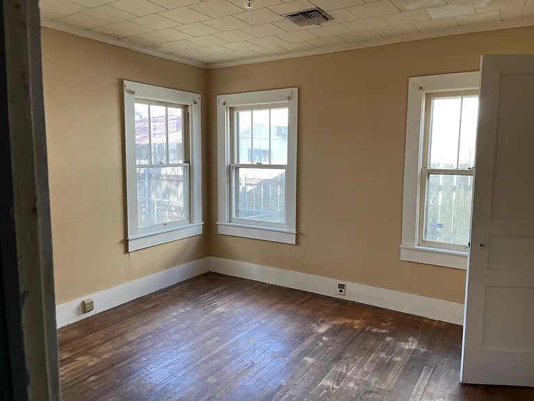 Large home with all lodge rooms, fenced in backyard, covered parking