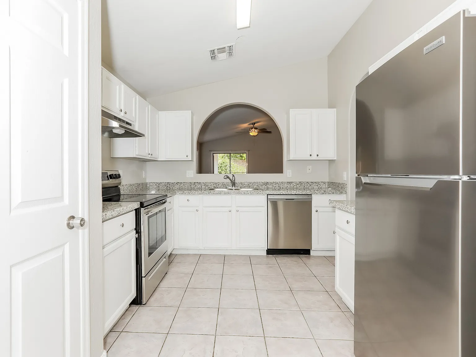3 bed, 1562 sqft, $2,345 — Photo 2