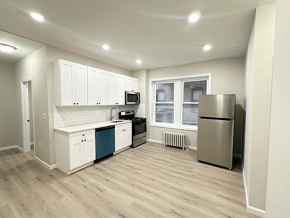 3rd image of 160 Vroom St APT 5