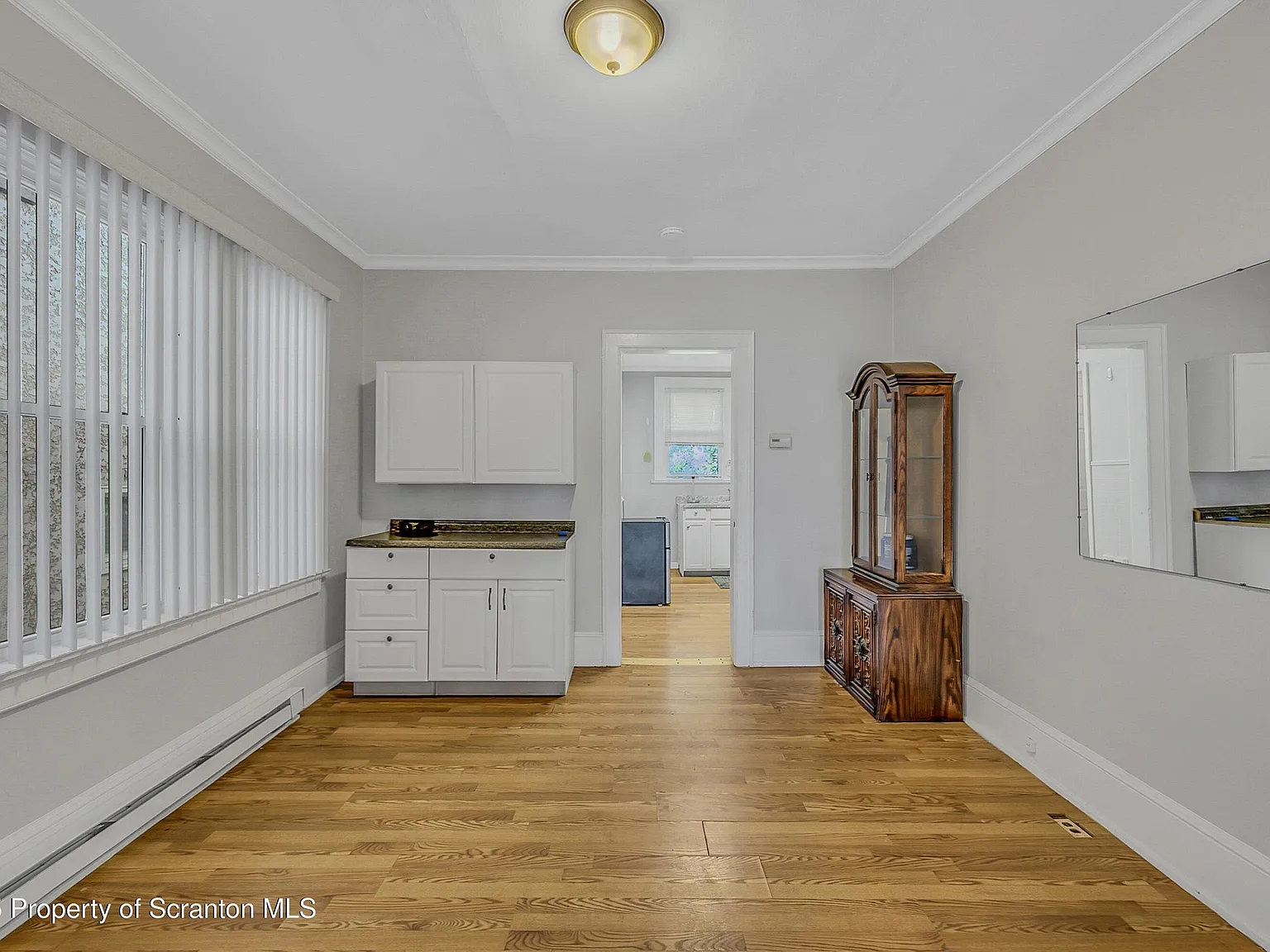 5 bed, 1.5 bath, 1600 sqft, $2,300 — Photo 3