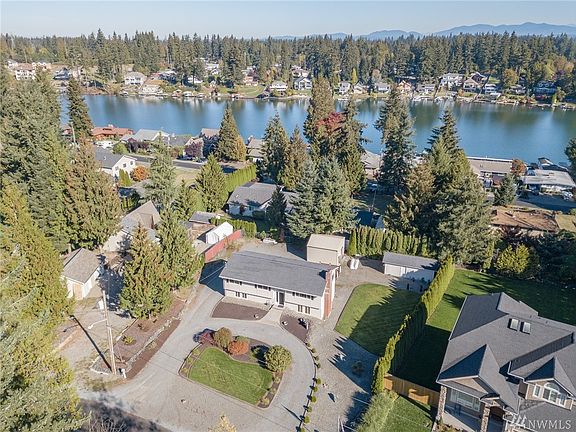 Choosing to live on Driftwood Point, Lake Tapps is a lifestyle not just a home! Plenty of room for your toys, RV, Boat and parking!