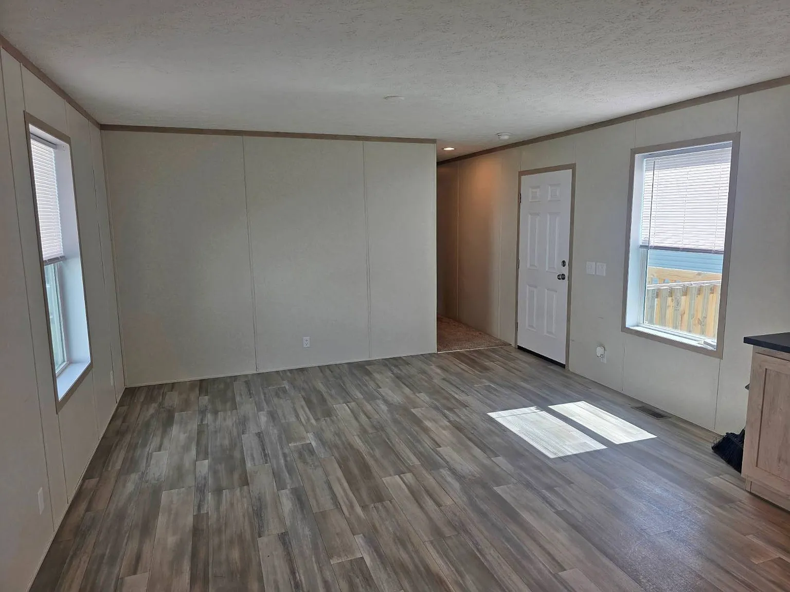 3 bed, 2.0 bath, 990 sqft, $1,250 — Photo 2