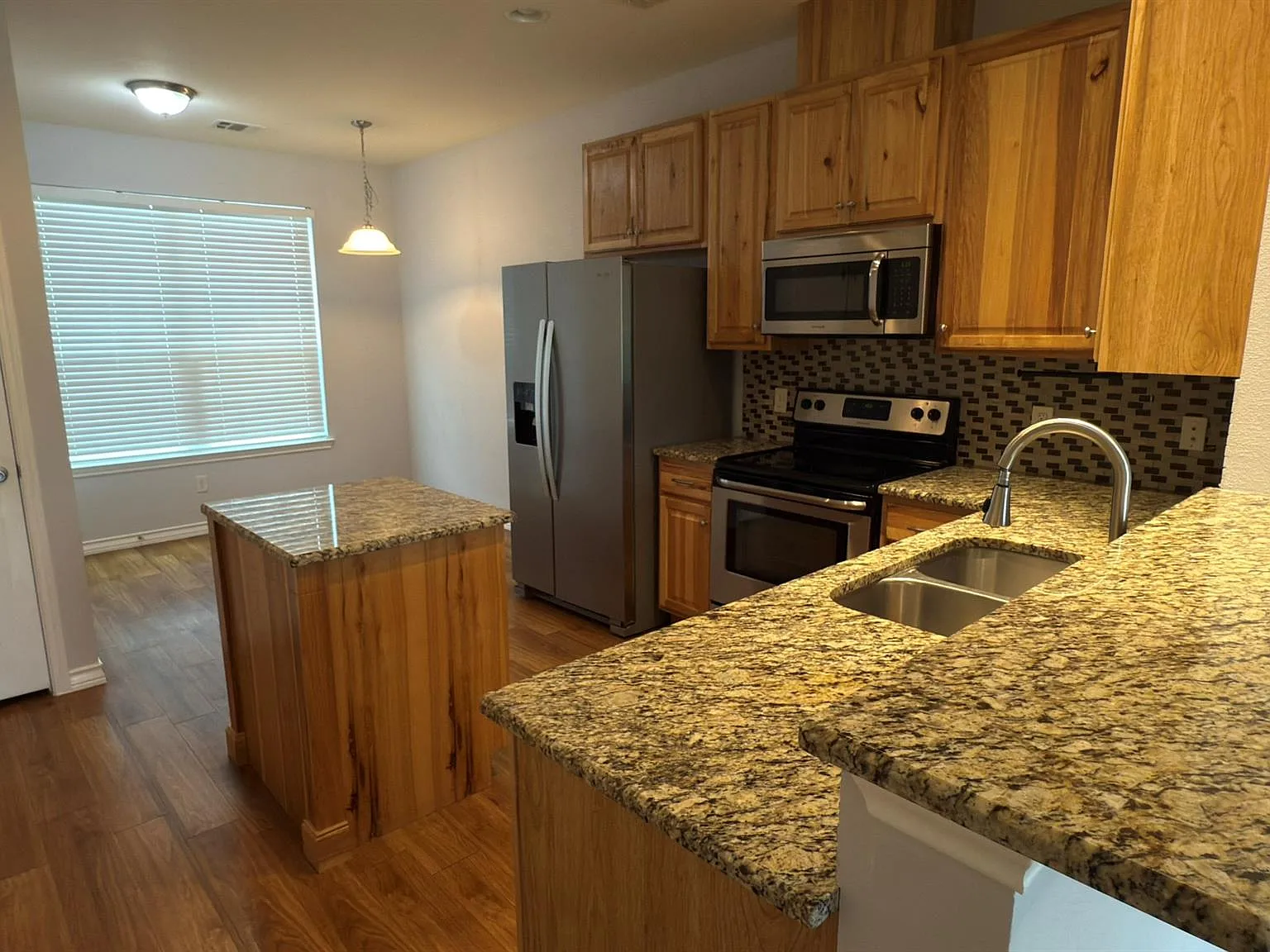 2 bed, 2.5 bath, 5322 sqft, $1,475 — Photo 2