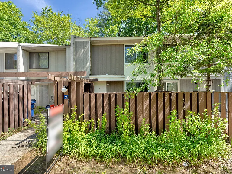 2202 Southgate Sq — Photo 2