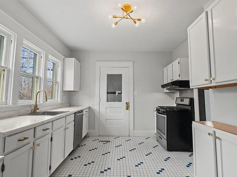 1213 W Jefferson Blvd — Photo 17