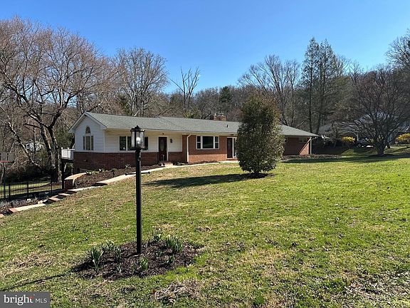 3rd image of 802 Stone Barn Rd
