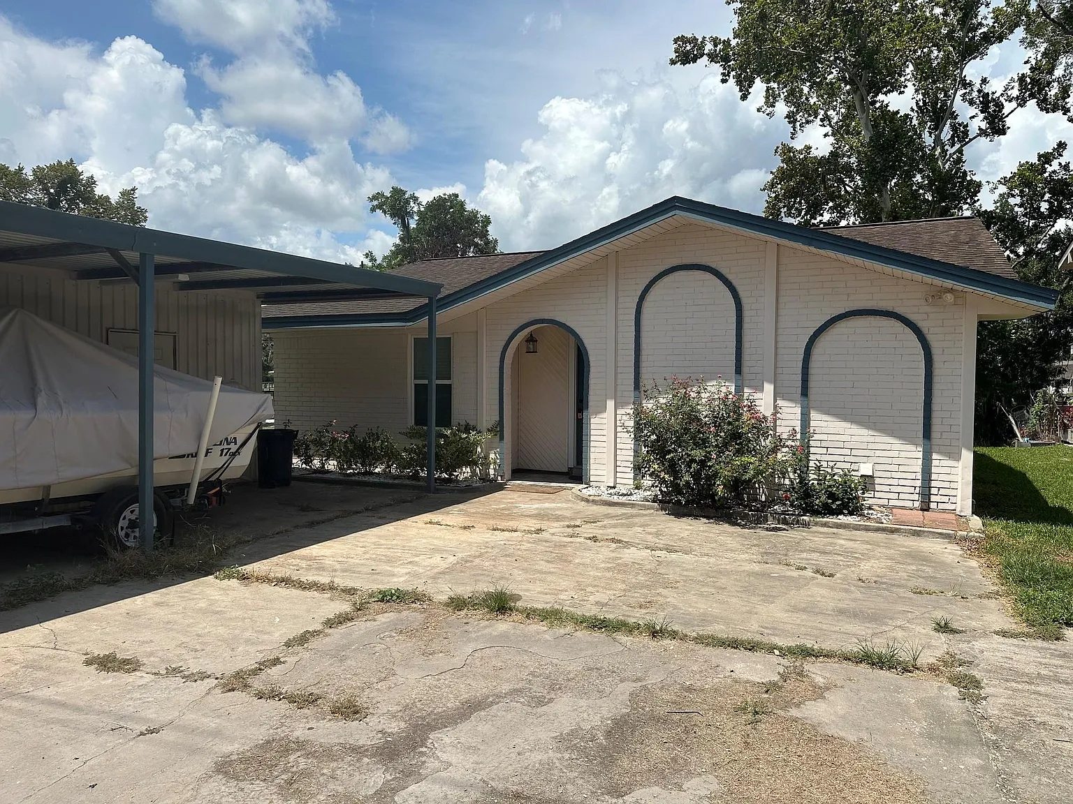 3 bed, 2.0 bath, 1687 sqft, $2,400 — Photo 2
