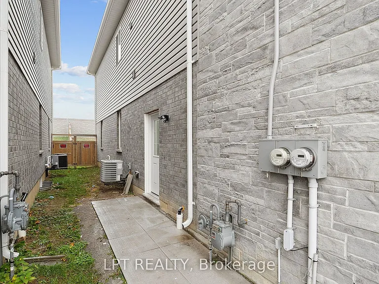 140 Springvalley Cres #LOWER — Photo 2