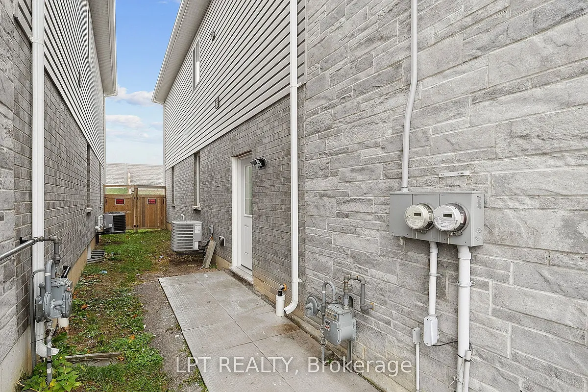 Building Photo - 140 Springvalley Cres #LOWER