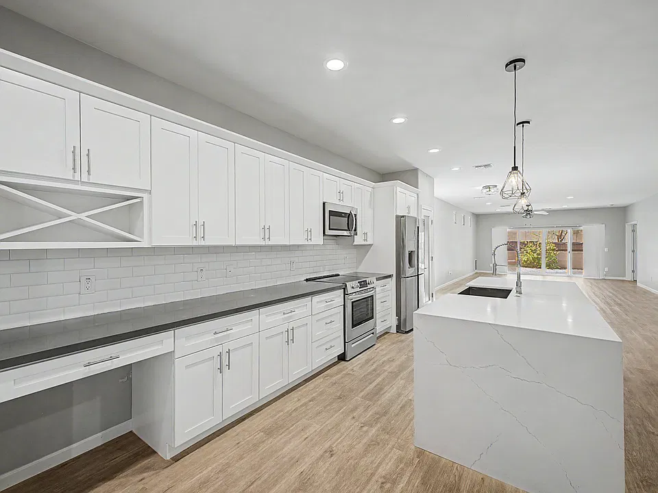 533 W Harwell Rd