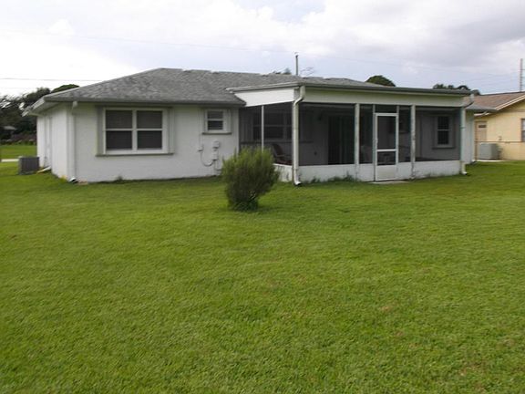 3rd image of 2318 SE Montauk St