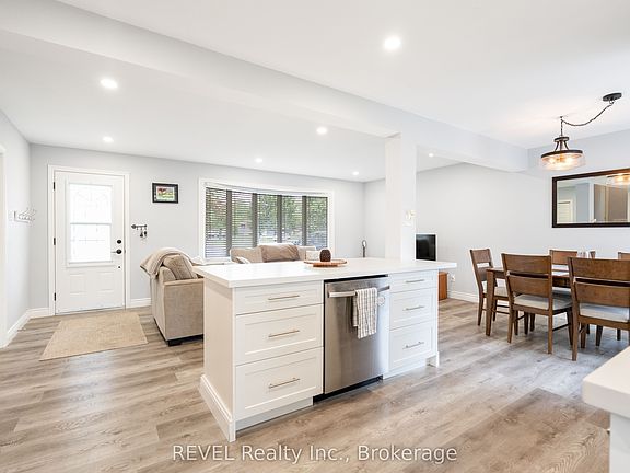 3rd image of 4480 Queensway Gdns