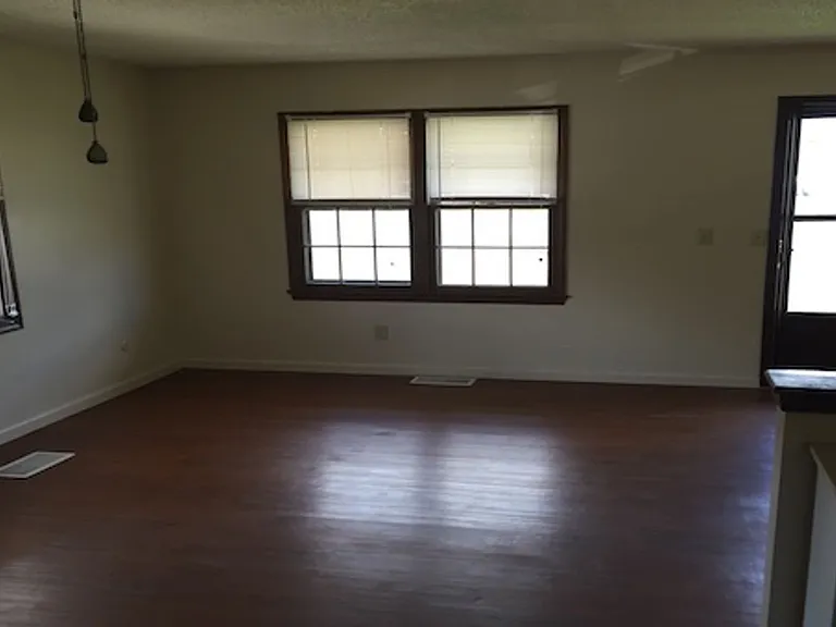 422 E Elm St — Photo 3