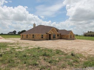 101 Triple R Dr, La Vernia, TX 78121