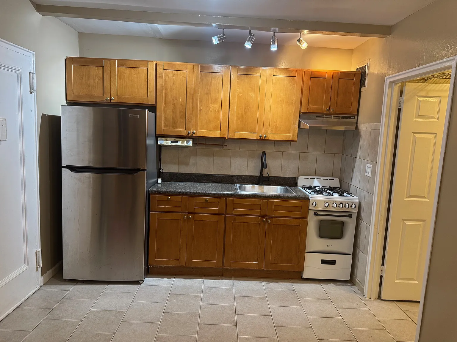 Studio, 550 sqft, $1,530 — Photo 2