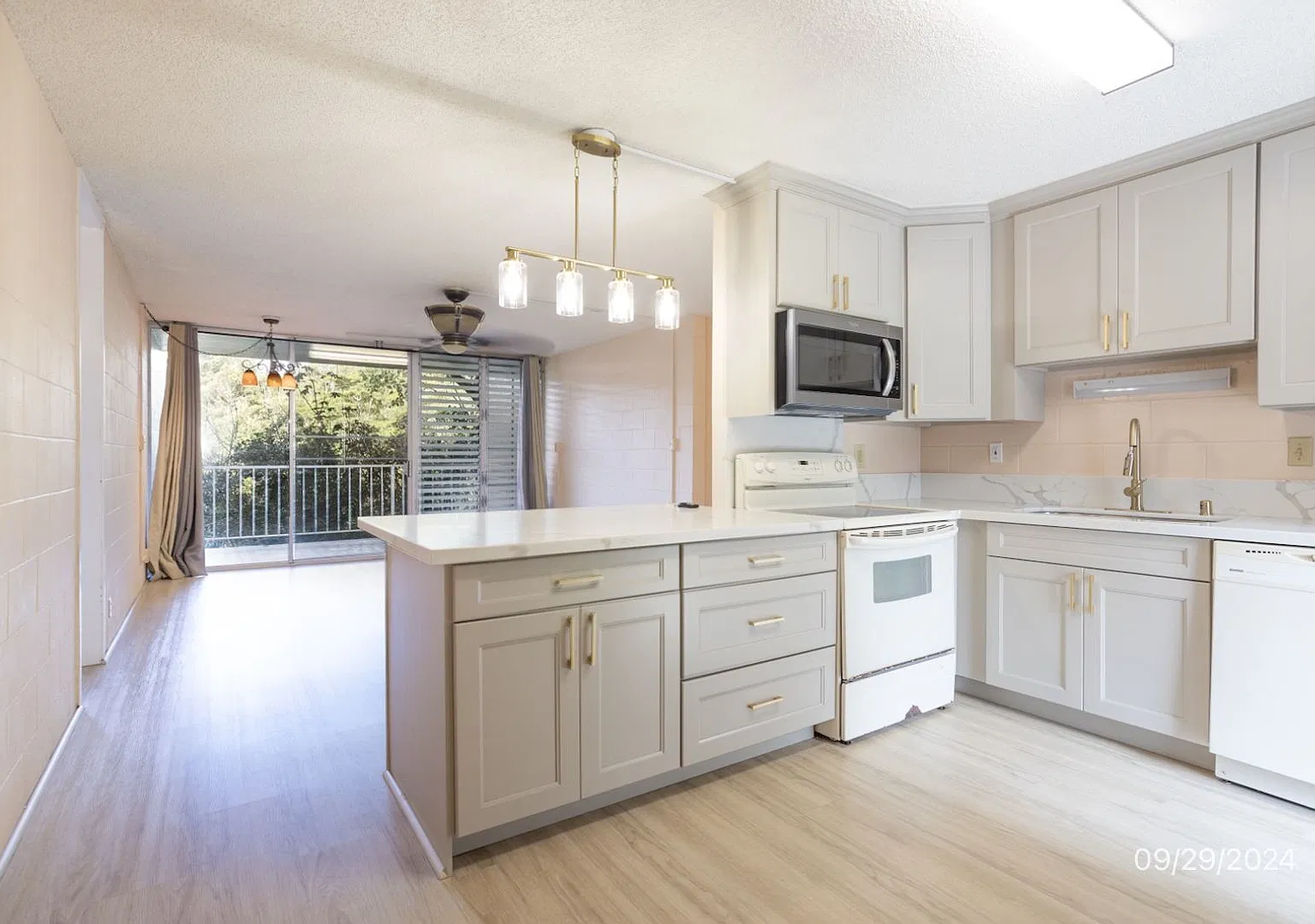 3br/2ba/2pkg Condo in Waikalani Woodlands — Photo 1