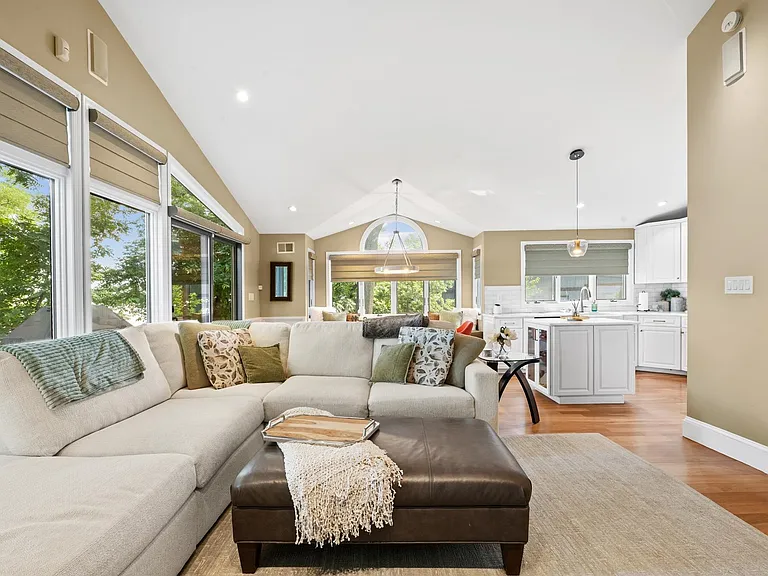 31 Colony Rd — Photo 5