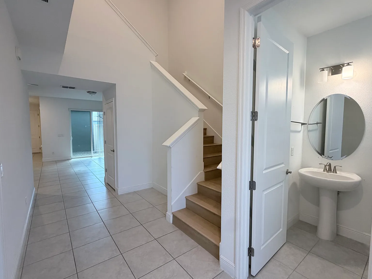 4 bed, 1970 sqft, $3,200 — Photo 3