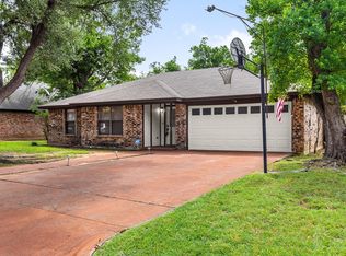 709 Owens Dr, Crowley, TX 76036