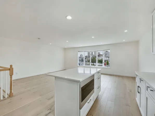 4330 Manhattan Avenue image 19 of 31