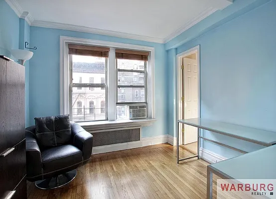 Sold by Warburg | media 9