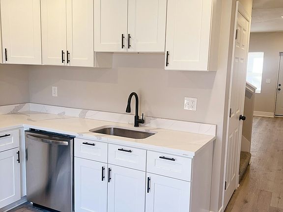 4th image of 1011 N Mount St