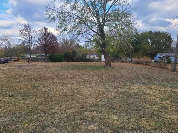 1031 S Pine St, Nowata, OK 74048