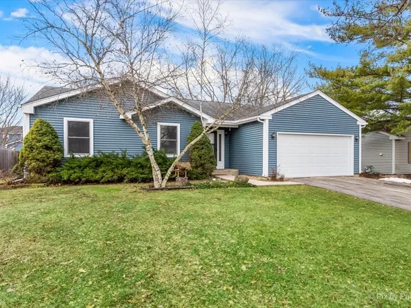 911 Debden Dr, Island Lake, IL 60042