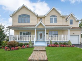 24 Locust Ln, Syosset, NY 11791