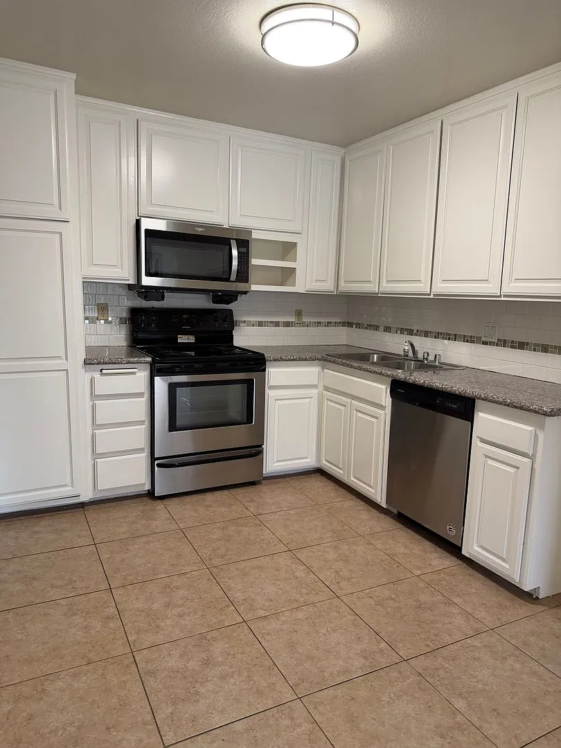 054 - Madre Del Mar Apartments — Photo 4