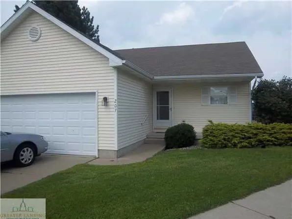 207 Queens Ct, Grand Ledge, MI 48837