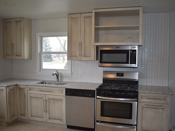 3rd image of 429 Grosvenor Pl