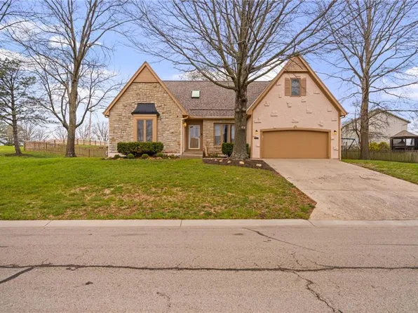 5826 Oakview St, Shawnee, KS 66216
