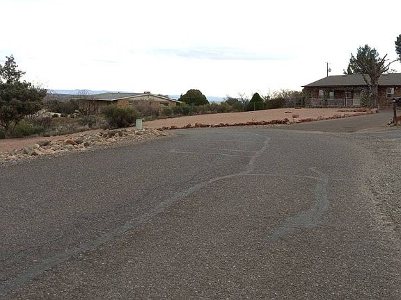 5th image of 1605 E Skyline Dr