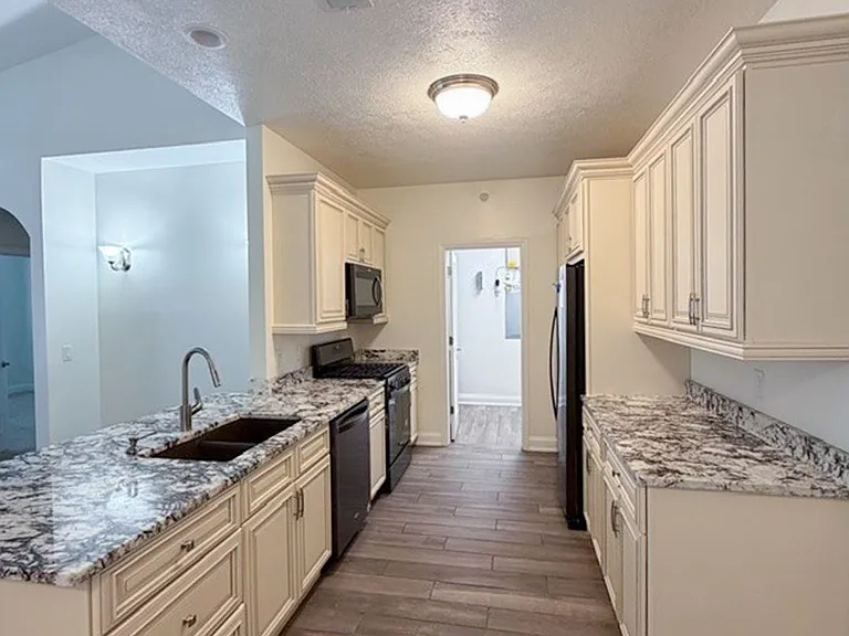 1000 Adams Pointe Blvd — Photo 2