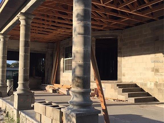 3rd image of 605 W Carver St