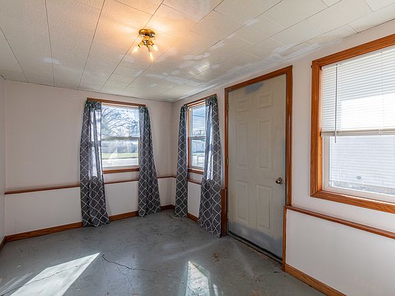 3rd image of 325 N Washington St