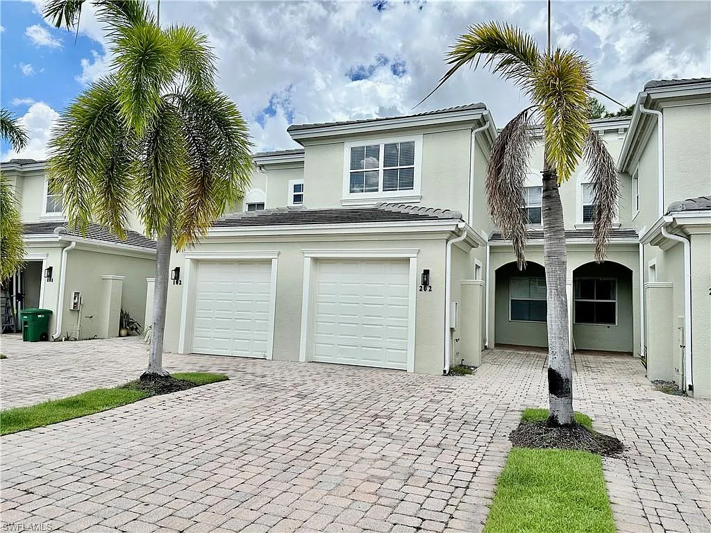 3 bed, 2.5 bath, 1939 sqft, $2,500 — Photo 2