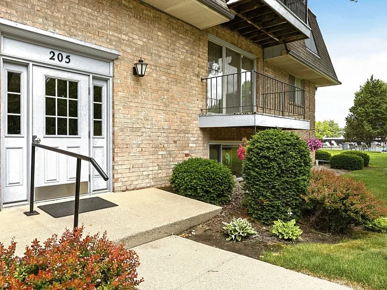 205 Provincial Ct #63 — Photo 3